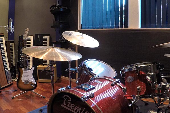 Inspelningsrum för musikproduktion med anpassad akustik och flytande golv för inspelning av alla typer av instrument.